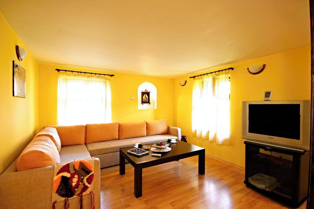 Private 4Br-2Ba Guest House Dryanovo With Pool And Free Parking Exterior photo